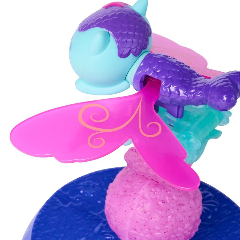 Jucarii, Copii si Bebe - Jucarii si jocuri - Figurine - GABBYS DOLLHOUSE FAIRYLANDIA INEL DE ZANA CU FIGURINA MERCAT - Infinity.ro