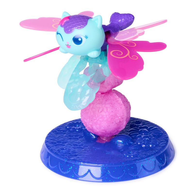 Jucarii, Copii si Bebe - Jucarii si jocuri - Figurine - GABBYS DOLLHOUSE FAIRYLANDIA INEL DE ZANA CU FIGURINA MERCAT - Infinity.ro