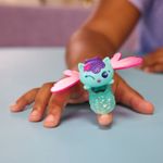 Jucarii, Copii si Bebe - Jucarii si jocuri - Figurine - GABBYS DOLLHOUSE FAIRYLANDIA INEL DE ZANA CU FIGURINA MERCAT - Infinity.ro
