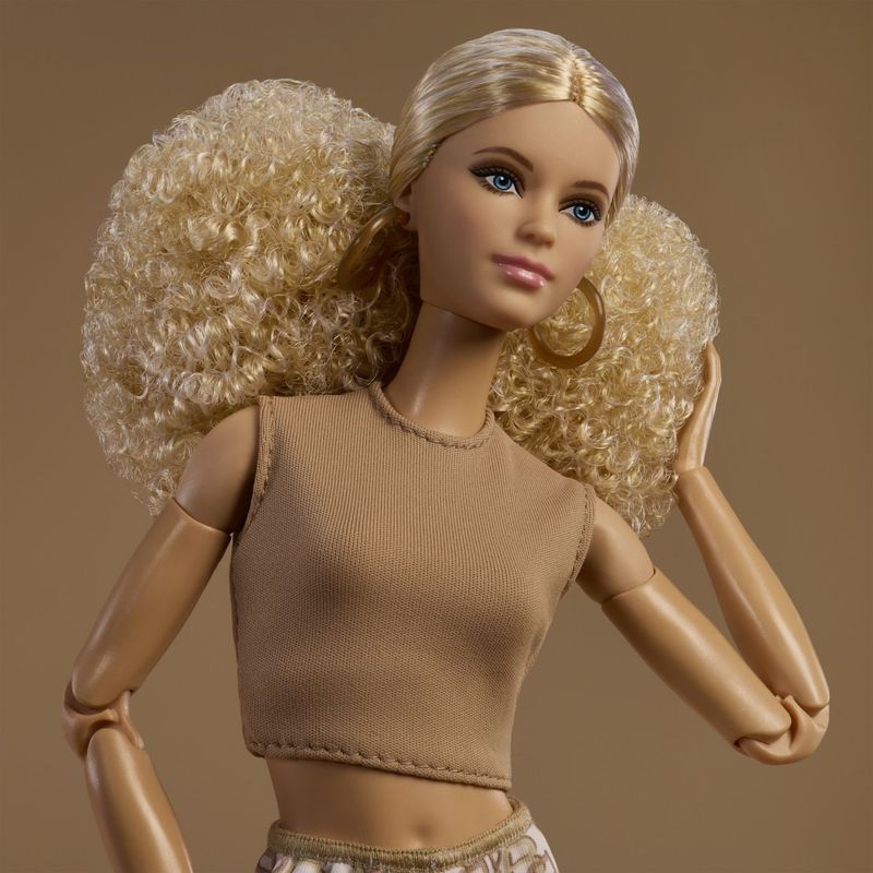 Jucarii, Copii si Bebe - Jucarii si jocuri - Papusi si accesorii - Papusi - BARBIE SIGNATURE PAPUSA BARBIE BASIC MODEL 07 BLONDA - Infinity.ro
