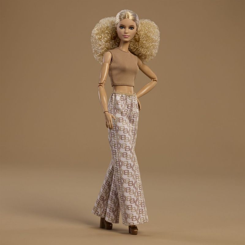 Jucarii, Copii si Bebe - Jucarii si jocuri - Papusi si accesorii - Papusi - BARBIE SIGNATURE PAPUSA BARBIE BASIC MODEL 07 BLONDA - Infinity.ro