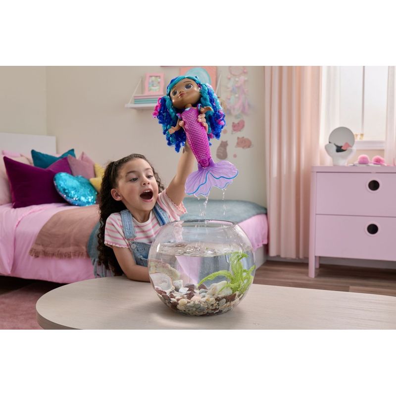 Jucarii, Copii si Bebe - Jucarii si jocuri - Papusi si accesorii - Papusi - GABBYS DOLLHOUSE FILMUL PAPUSA SIRENA GABBY INTERACTIVA - Infinity.ro