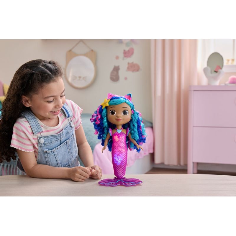 Jucarii, Copii si Bebe - Jucarii si jocuri - Papusi si accesorii - Papusi - GABBYS DOLLHOUSE FILMUL PAPUSA SIRENA GABBY INTERACTIVA - Infinity.ro