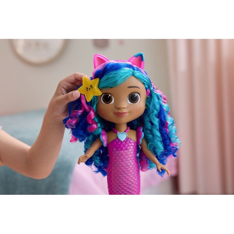 Jucarii, Copii si Bebe - Jucarii si jocuri - Papusi si accesorii - Papusi - GABBYS DOLLHOUSE FILMUL PAPUSA SIRENA GABBY INTERACTIVA - Infinity.ro