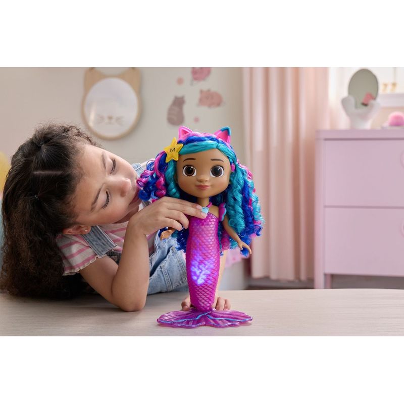 Jucarii, Copii si Bebe - Jucarii si jocuri - Papusi si accesorii - Papusi - GABBYS DOLLHOUSE FILMUL PAPUSA SIRENA GABBY INTERACTIVA - Infinity.ro
