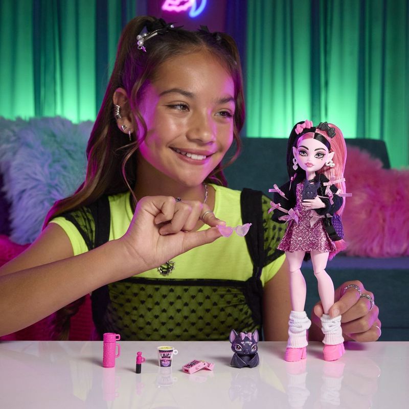 Jucarii, Copii si Bebe - Jucarii si jocuri - Papusi si accesorii - Papusi - MONSTER HIGH PAPUSA DRACULAURA CU ACCESORII - Infinity.ro