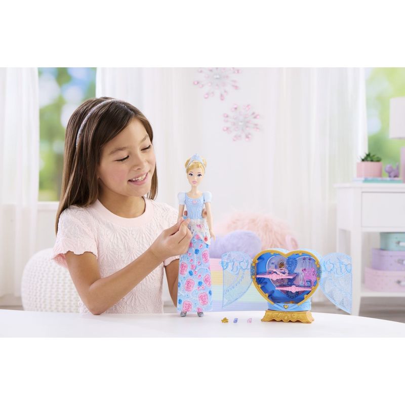 Jucarii, Copii si Bebe - Jucarii si jocuri - Papusi si accesorii - Papusi - DISNEY PRINCESS JEWEL REVEAL PAPUSA CENUSAREASA - Infinity.ro