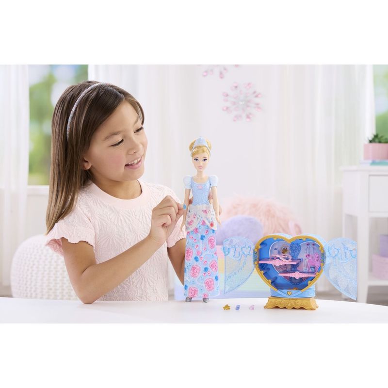Jucarii, Copii si Bebe - Jucarii si jocuri - Papusi si accesorii - Papusi - DISNEY PRINCESS JEWEL REVEAL PAPUSA CENUSAREASA - Infinity.ro