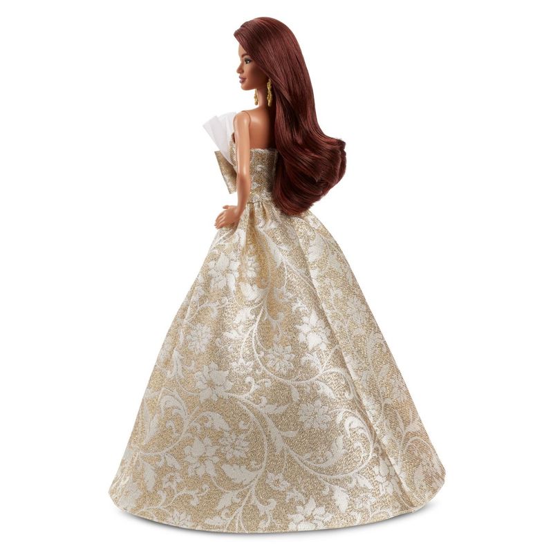 Jucarii, Copii si Bebe - Jucarii si jocuri - Papusi si accesorii - Papusi - BARBIE SIGNATURE PAPUSA BARBIE BRUNETA DE SARBATORI 2025 - Infinity.ro