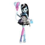 Jucarii, Copii si Bebe - Jucarii si jocuri - Papusi si accesorii - Papusi - MONSTER HIGH ZIUA DE NASTERE DULCE SI INFRICOSATOARE PAPUSA FRANKIESTEIN CU ACCESORII - Infinity.ro