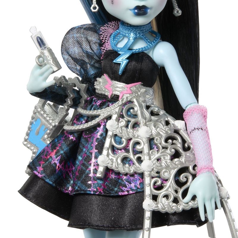 Jucarii, Copii si Bebe - Jucarii si jocuri - Papusi si accesorii - Papusi - MONSTER HIGH ZIUA DE NASTERE DULCE SI INFRICOSATOARE PAPUSA FRANKIESTEIN CU ACCESORII - Infinity.ro