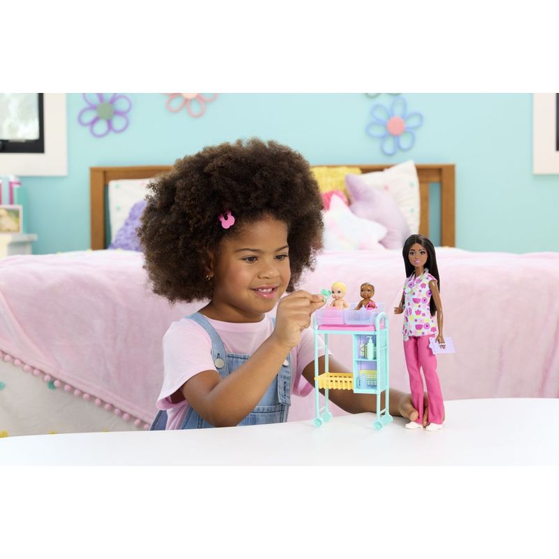Jucarii, Copii si Bebe - Jucarii si jocuri - Papusi si accesorii - Papusi - BARBIE SET DE JOACA PAPUSA BARBIE BRUNETA FACE CARIERA MEDIC PEDIATRU - Infinity.ro