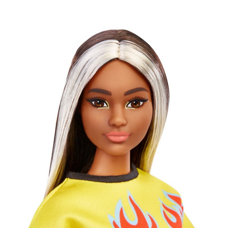 Jucarii, Copii si Bebe - Jucarii si jocuri - Papusi si accesorii - Papusi - PAPUSA BARBIE FASHIONISTA BRUNETA CU SUVITE BLONDE - Infinity.ro