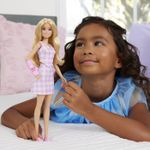 Jucarii, Copii si Bebe - Jucarii si jocuri - Papusi si accesorii - Papusi - BARBIE FASHIONISTAS PAPUSA BARBIE CU GIPS PENTRU BRAT - Infinity.ro