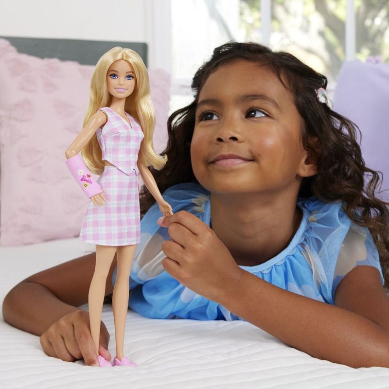 Jucarii, Copii si Bebe - Jucarii si jocuri - Papusi si accesorii - Papusi - BARBIE FASHIONISTAS PAPUSA BARBIE CU GIPS PENTRU BRAT - Infinity.ro