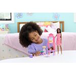 Jucarii, Copii si Bebe - Jucarii si jocuri - Papusi si accesorii - Papusi - BARBIE SET DE JOACA PAPUSA BARBIE BRUNETA MULATRA FACE CARIERA PROFESOARA - Infinity.ro