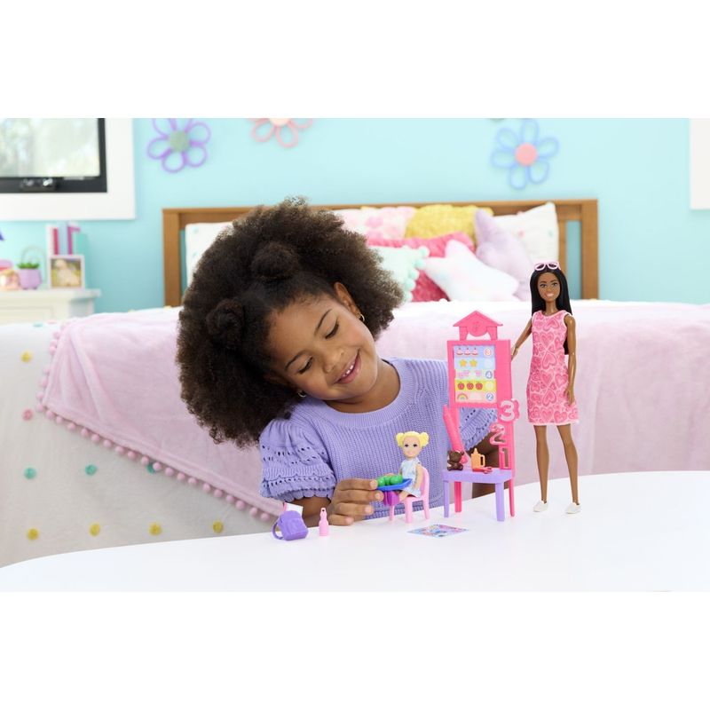 Jucarii, Copii si Bebe - Jucarii si jocuri - Papusi si accesorii - Papusi - BARBIE SET DE JOACA PAPUSA BARBIE BRUNETA MULATRA FACE CARIERA PROFESOARA - Infinity.ro