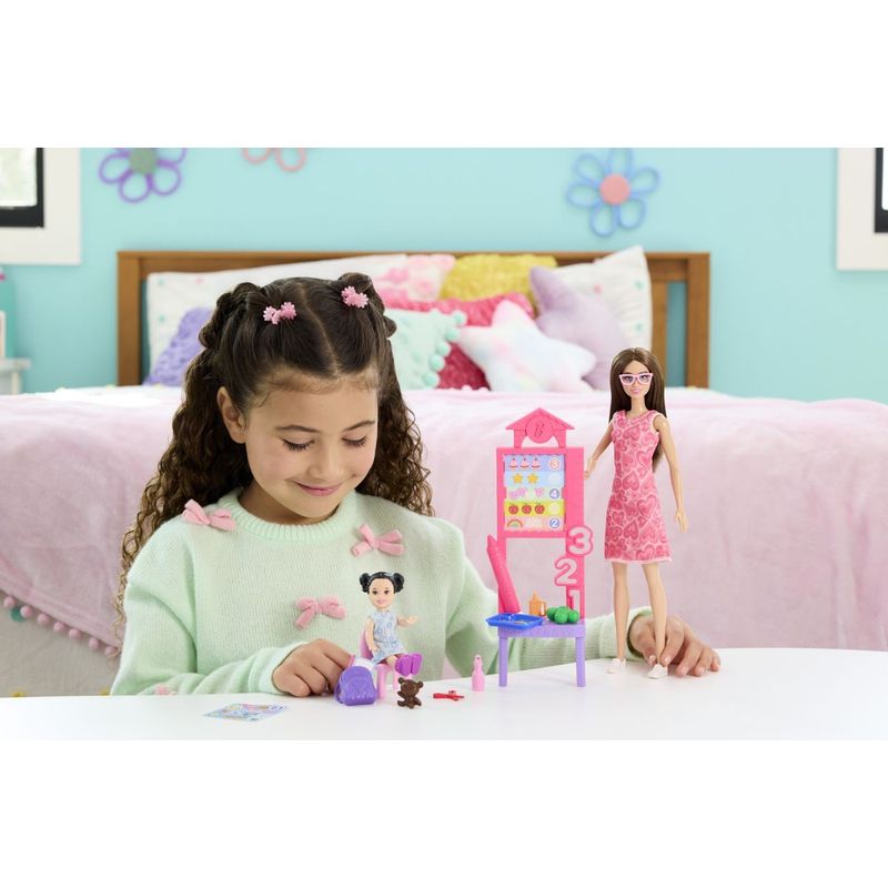 Jucarii, Copii si Bebe - Jucarii si jocuri - Papusi si accesorii - Papusi - BARBIE SET DE JOACA PAPUSA BARBIE BRUNETA CU ROCHIE ROZ FACE CARIERA PROFESOARA - Infinity.ro