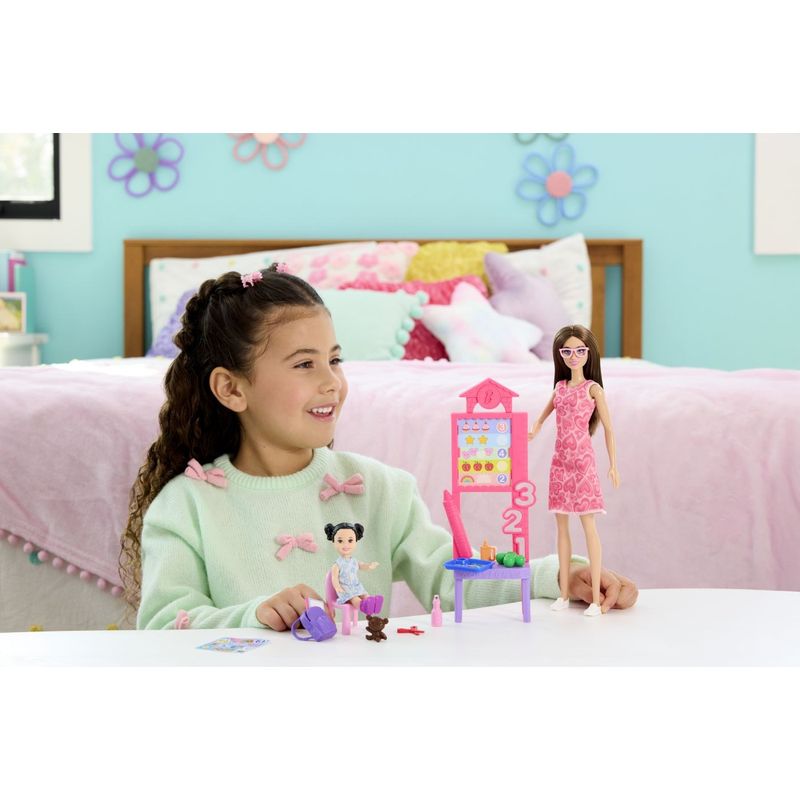 Jucarii, Copii si Bebe - Jucarii si jocuri - Papusi si accesorii - Papusi - BARBIE SET DE JOACA PAPUSA BARBIE BRUNETA CU ROCHIE ROZ FACE CARIERA PROFESOARA - Infinity.ro