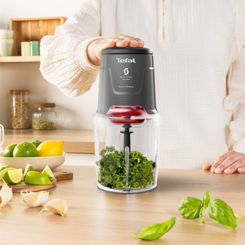Electronice si Electrocasnice - Electrocasnice bucatarie - Mixere, tocatoare & roboti de bucatarie - Blendere si mini tocatoare - Tocator Tefal Easy Press MQ740HF0, 500W, 4 lame Powelix, recipient de 500 ml, tehnologie Safe Start, gri & rosu - Infinity.ro
