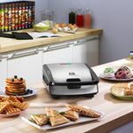 Electronice si Electrocasnice - Electrocasnice bucatarie - Preparare paine - Sandwich-maker - Sandwich maker multifunctional Snack Collection SW852D12, 700 W, 2 seturi de placi, sandwich si vafe, negru /argintiu - Infinity.ro