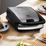 Electronice si Electrocasnice - Electrocasnice bucatarie - Preparare paine - Sandwich-maker - Sandwich maker multifunctional Snack Collection SW852D12, 700 W, 2 seturi de placi, sandwich si vafe, negru /argintiu - Infinity.ro