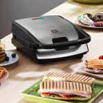 Electronice si Electrocasnice - Electrocasnice bucatarie - Preparare paine - Sandwich-maker - Sandwich maker multifunctional Snack Collection SW852D12, 700 W, 2 seturi de placi, sandwich si vafe, negru /argintiu - Infinity.ro