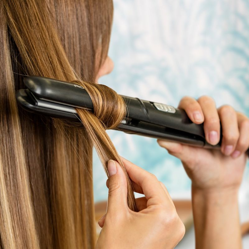 Ingrijire personala si Cosmetice - Aparate & accesorii ingrijire personala - Hair styling - Placi de indreptat parul - Placa de par Rowenta Express Style SF1810F0, invelis Ceramic Tourmaline, 2 trepte de temperatura, negru & argintiu - Infinity.ro