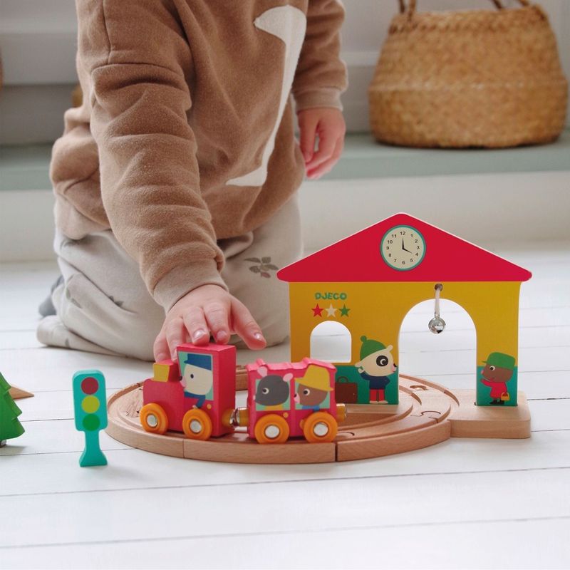 Jucarii, Copii si Bebe - Jucarii si jocuri - Vehicule si jucarii cu telecomanda - Trenulete de jucarie - Trenulet cu sine si gara, Djeco - Infinity.ro
