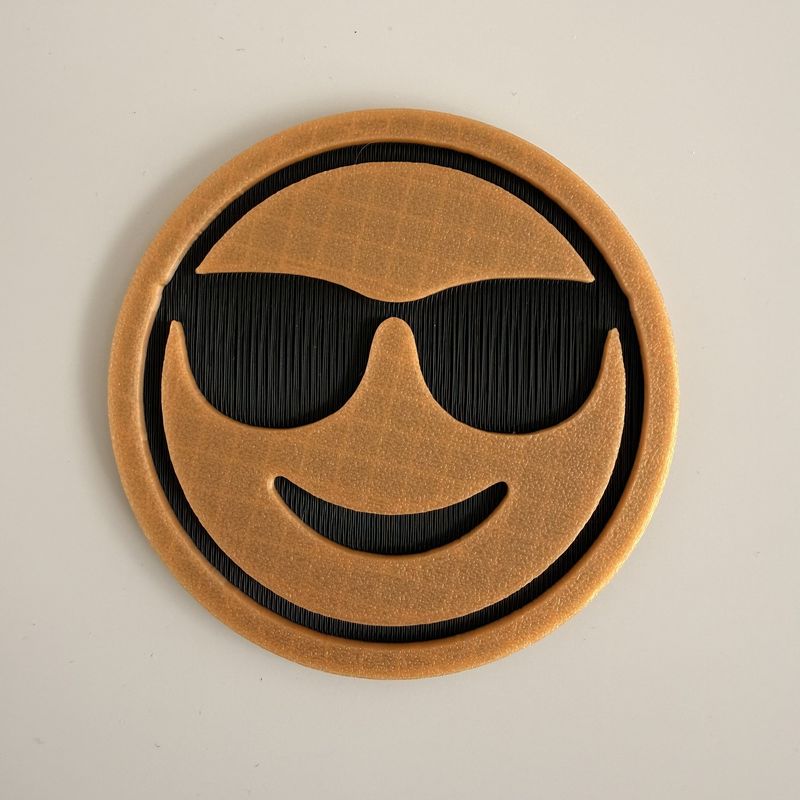 Casa si Gradina - Bucatarie si vesela - Accesorii bar - Suporturi bauturi - Set 4 suporturi / coastere pahare, Emoji, rotund, diametru 9 cm, Negru / Auriu, cutie inclusa, imprimate 3D - Infinity.ro