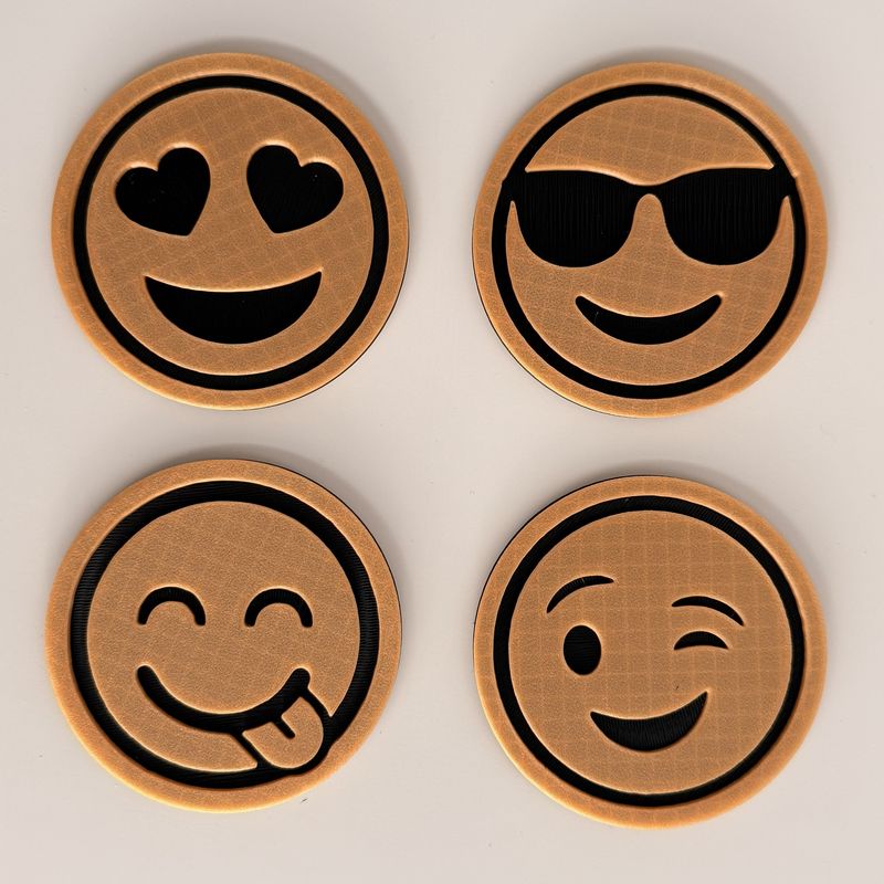 Casa si Gradina - Bucatarie si vesela - Accesorii bar - Suporturi bauturi - Set 4 suporturi / coastere pahare, Emoji, rotund, diametru 9 cm, Negru / Auriu, cutie inclusa, imprimate 3D - Infinity.ro