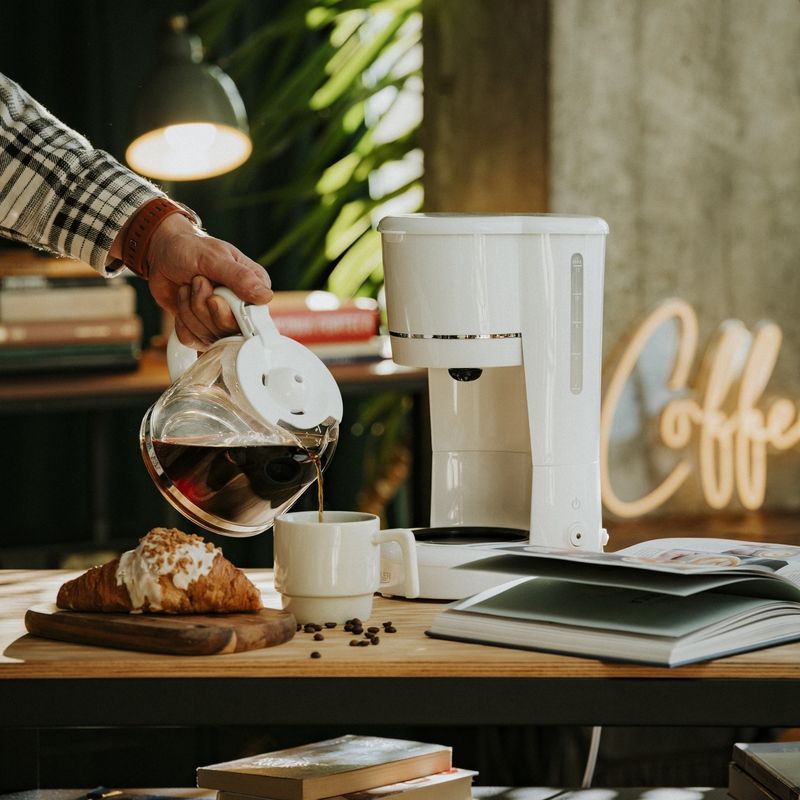 Electronice si Electrocasnice - Electrocasnice bucatarie - Preparare bauturi - Cafetiere - Cafetiera cu Filtru Adler 1.5l 900W Mentinere la Cald Alb - Infinity.ro