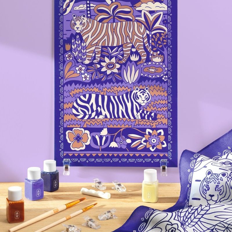 Jucarii, Copii si Bebe - Jucarii si jocuri - Jucarii & jocuri educative - Seturi de artizanat - Atelier creativ 10 pentru adulti Pictura pe matase, Djeco - Infinity.ro