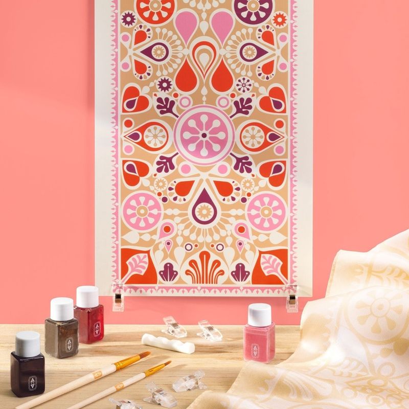 Jucarii, Copii si Bebe - Jucarii si jocuri - Jucarii & jocuri educative - Seturi de artizanat - Atelier creativ 11 pentru adulti Pictura pe matase, Djeco - Infinity.ro