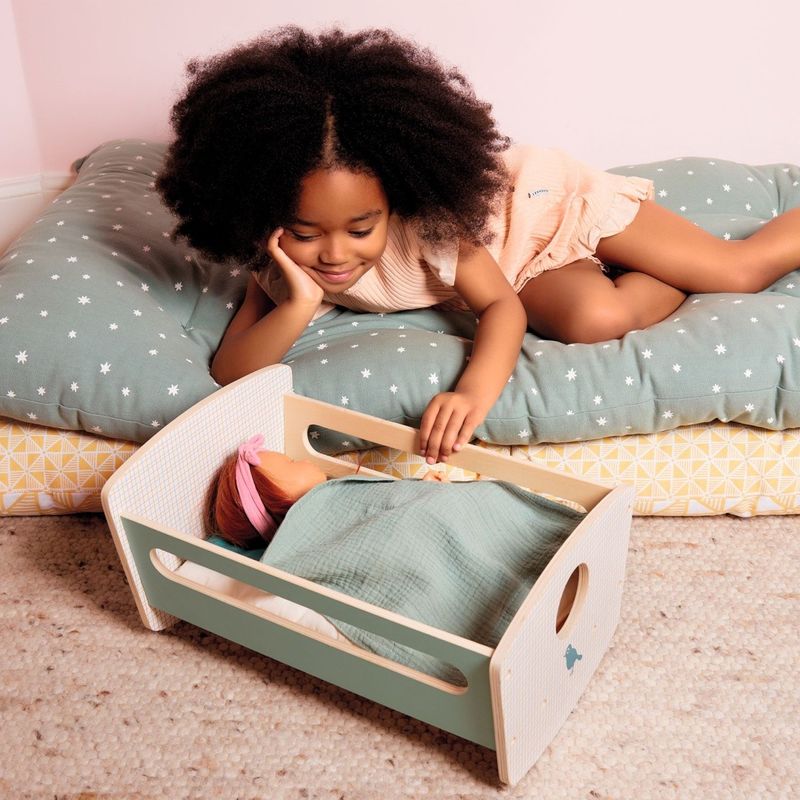 Jucarii, Copii si Bebe - Jucarii si jocuri - Papusi si accesorii - Casute de papusi si mobilier - Colectia Pomea, Patut balansoar pentru papusi, Djeco - Infinity.ro