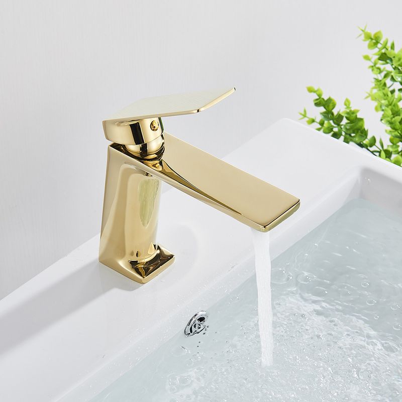 Casa si Gradina - Sanitare - Lavoar baie si accesorii - Baterii sanitare - Baterie chiuveta baie, Blackswan, Tip M118, model auriu lucios, dimensiune 16 cm - Infinity.ro