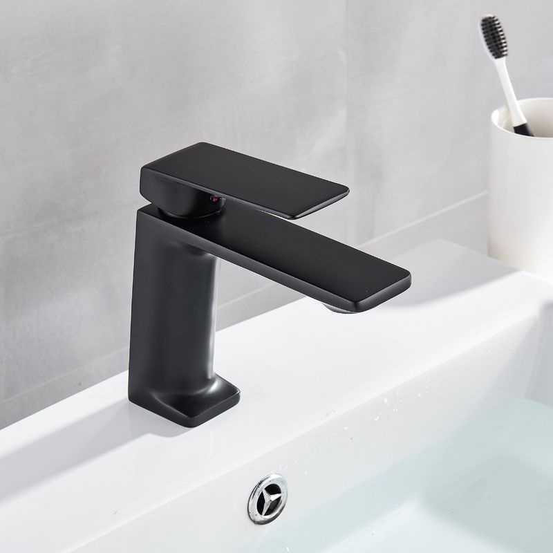 Casa si Gradina - Sanitare - Lavoar baie si accesorii - Baterii sanitare - Baterie chiuveta baie, Blackswan, Tip M117, model negru mat, dimensiune 16 cm - Infinity.ro