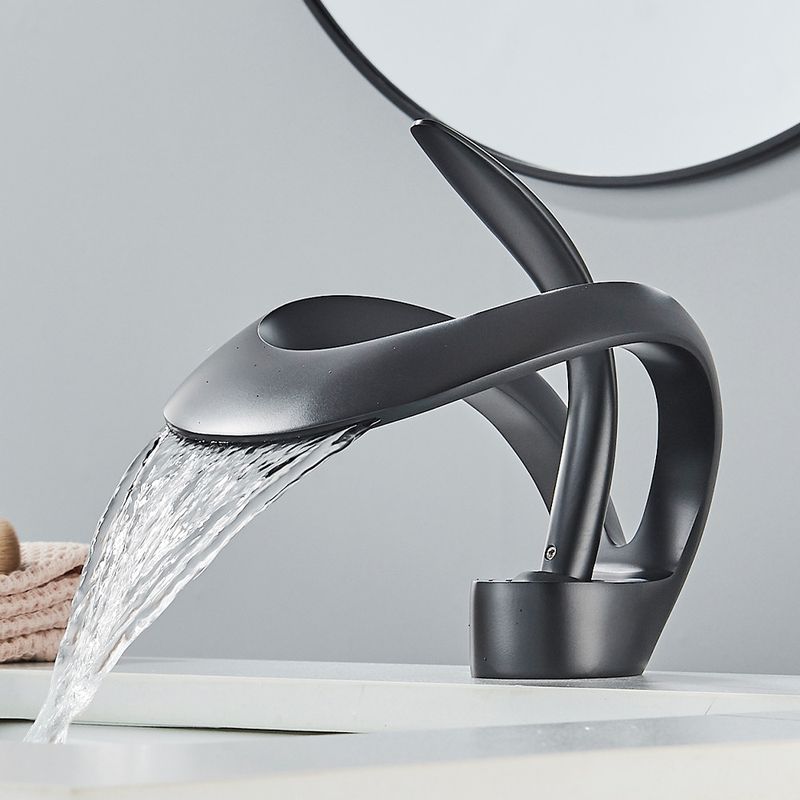 Casa si Gradina - Sanitare - Lavoar baie si accesorii - Baterii sanitare - Baterie chiuveta baie, Blackswan, Tip M179, model negru mat cu pipa tip cascada, dimensiune 15 cm - Infinity.ro