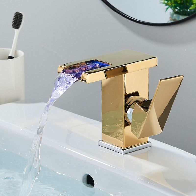 Casa si Gradina - Sanitare - Lavoar baie si accesorii - Baterii sanitare - Baterie chiuveta baie, Blackswan, Tip M191, model auriu/ crom scurt cu pipa tip cascada si LED, dimensiune 12.5 cm - Infinity.ro