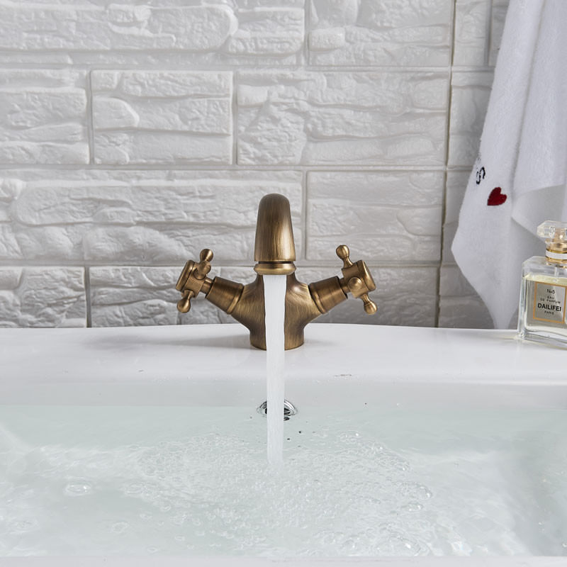Casa si Gradina - Sanitare - Lavoar baie si accesorii - Baterii sanitare - Baterie chiuveta baie, Blackswan, Tip M144, model bronz antichizat, dimensiune 14 cm - Infinity.ro