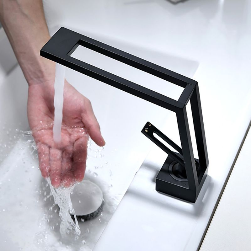 Casa si Gradina - Sanitare - Lavoar baie si accesorii - Baterii sanitare - Baterie chiuveta baie, Blackswan, Tip M119, model negru, dimensiune 19 cm - Infinity.ro