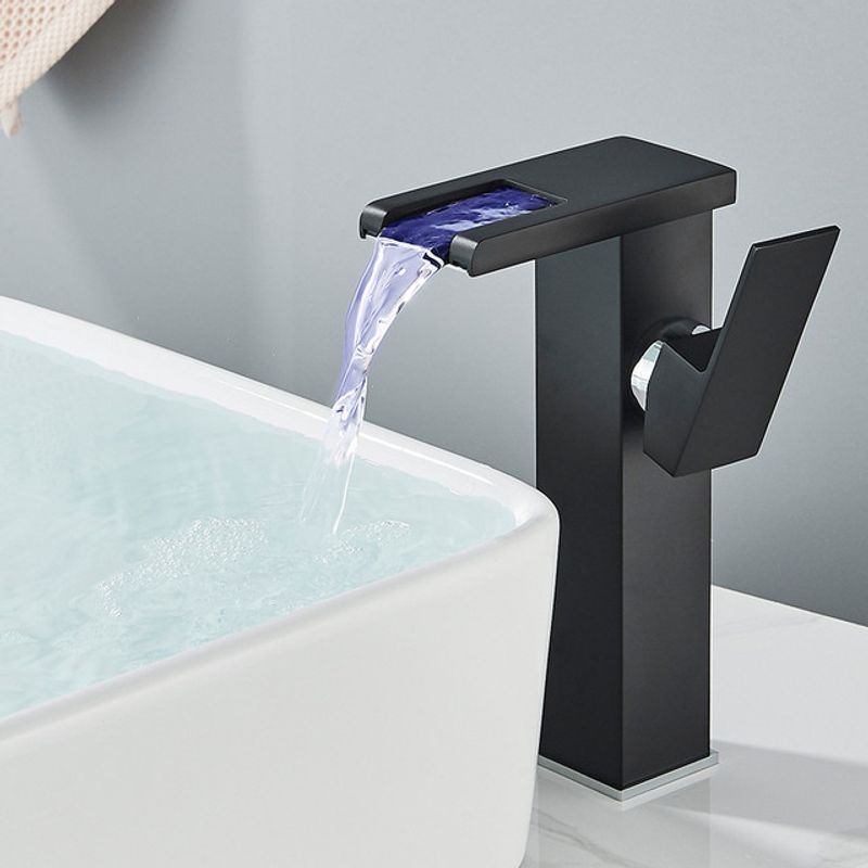Casa si Gradina - Sanitare - Lavoar baie si accesorii - Baterii sanitare - Baterie chiuveta baie, Blackswan, Tip M187, model negru inalt cu pipa tip cascada si LED, dimensiune 24 cm - Infinity.ro