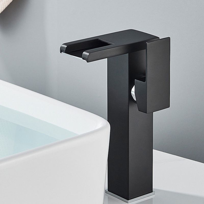 Casa si Gradina - Sanitare - Lavoar baie si accesorii - Baterii sanitare - Baterie chiuveta baie, Blackswan, Tip M187, model negru inalt cu pipa tip cascada si LED, dimensiune 24 cm - Infinity.ro