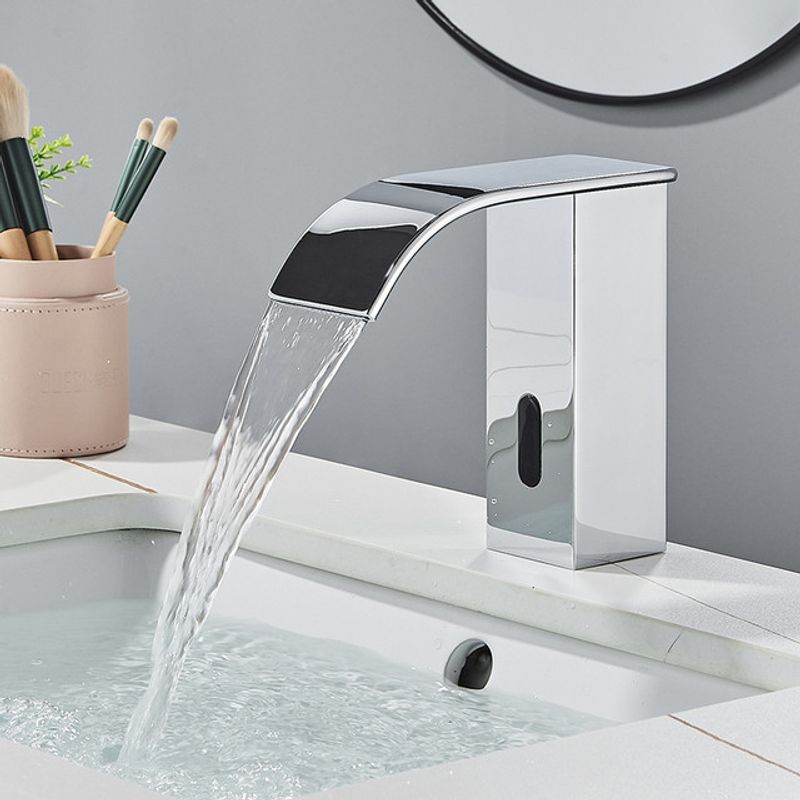 Casa si Gradina - Sanitare - Lavoar baie si accesorii - Baterii sanitare - Baterie chiuveta baie, Blackswan, Tip M185, model crom scurt cu pipa tip cascada si senzor, dimensiune 15 cm - Infinity.ro