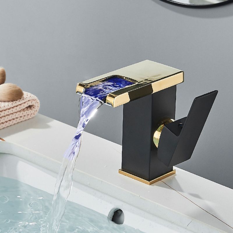 Casa si Gradina - Sanitare - Lavoar baie si accesorii - Baterii sanitare - Baterie chiuveta baie, Blackswan, Tip M194, model negru/ auriu scurt cu pipa tip cascada si LED, dimensiune 12.5 cm - Infinity.ro