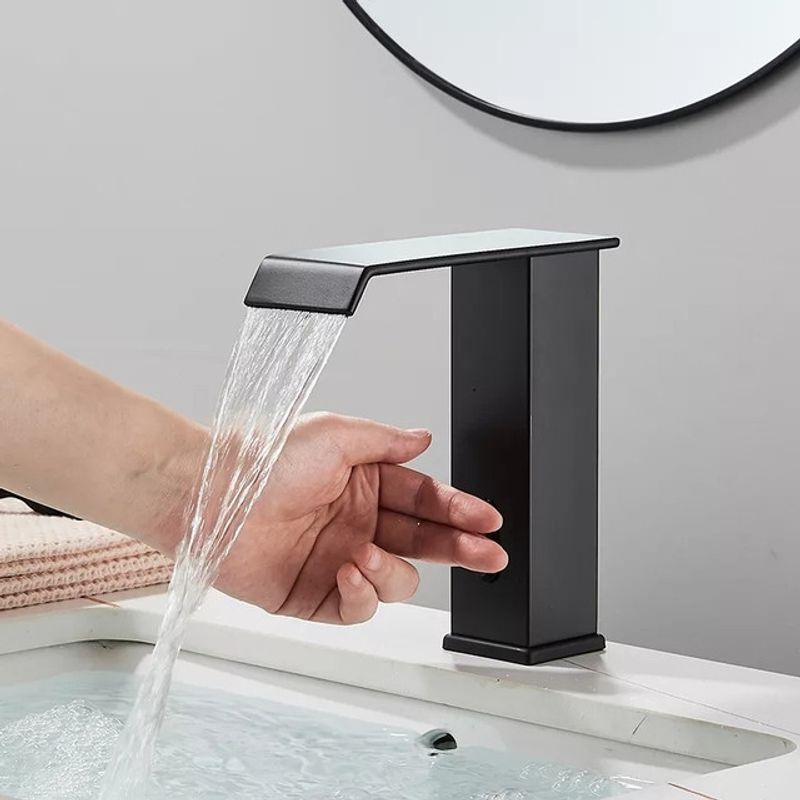 Casa si Gradina - Sanitare - Lavoar baie si accesorii - Baterii sanitare - Baterie chiuveta baie, Blackswan, Tip M181, model negru cu pipa tip cascada si senzor, dimensiune 17.5 cm - Infinity.ro