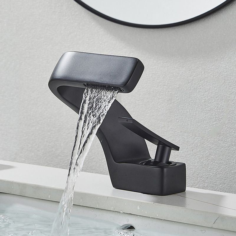 Casa si Gradina - Sanitare - Lavoar baie si accesorii - Baterii sanitare - Baterie chiuveta baie, Blackswan, Tip M203, model negru cu pipa tip cascada, dimensiune 15 cm - Infinity.ro