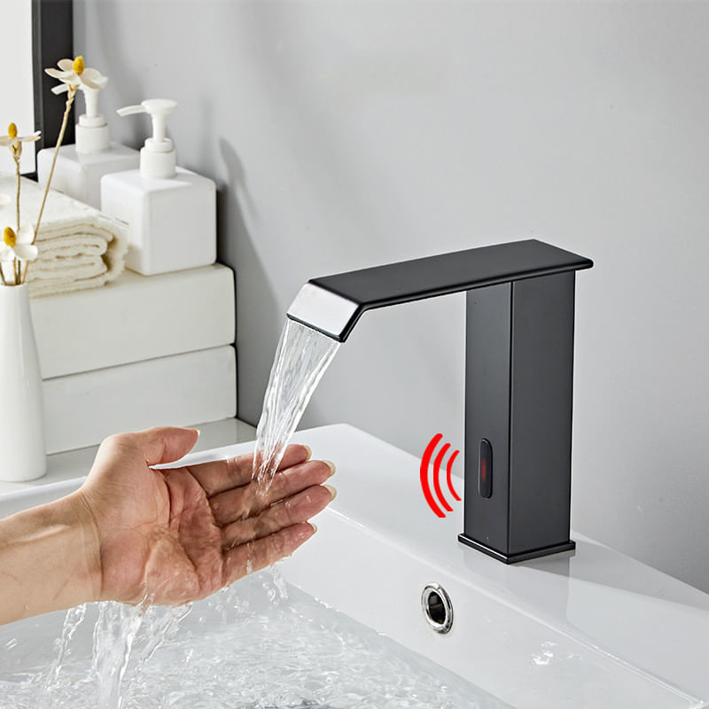 Casa si Gradina - Sanitare - Lavoar baie si accesorii - Baterii sanitare - Baterie chiuveta baie, Blackswan, Tip M181, model negru cu pipa tip cascada si senzor, dimensiune 17.5 cm - Infinity.ro