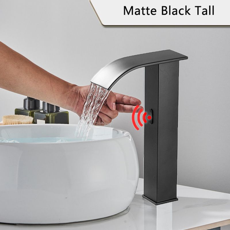 Casa si Gradina - Sanitare - Lavoar baie si accesorii - Baterii sanitare - Baterie chiuveta baie, Blackswan, Tip M184, model negru inalt cu pipa tip cascada si senzor, dimensiune 31 cm - Infinity.ro