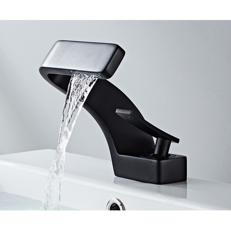 Casa si Gradina - Sanitare - Lavoar baie si accesorii - Baterii sanitare - Baterie chiuveta baie, Blackswan, Tip M203, model negru cu pipa tip cascada, dimensiune 15 cm - Infinity.ro